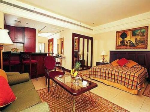 Al Sondos Suites By Le Meridien Dubai Room photo